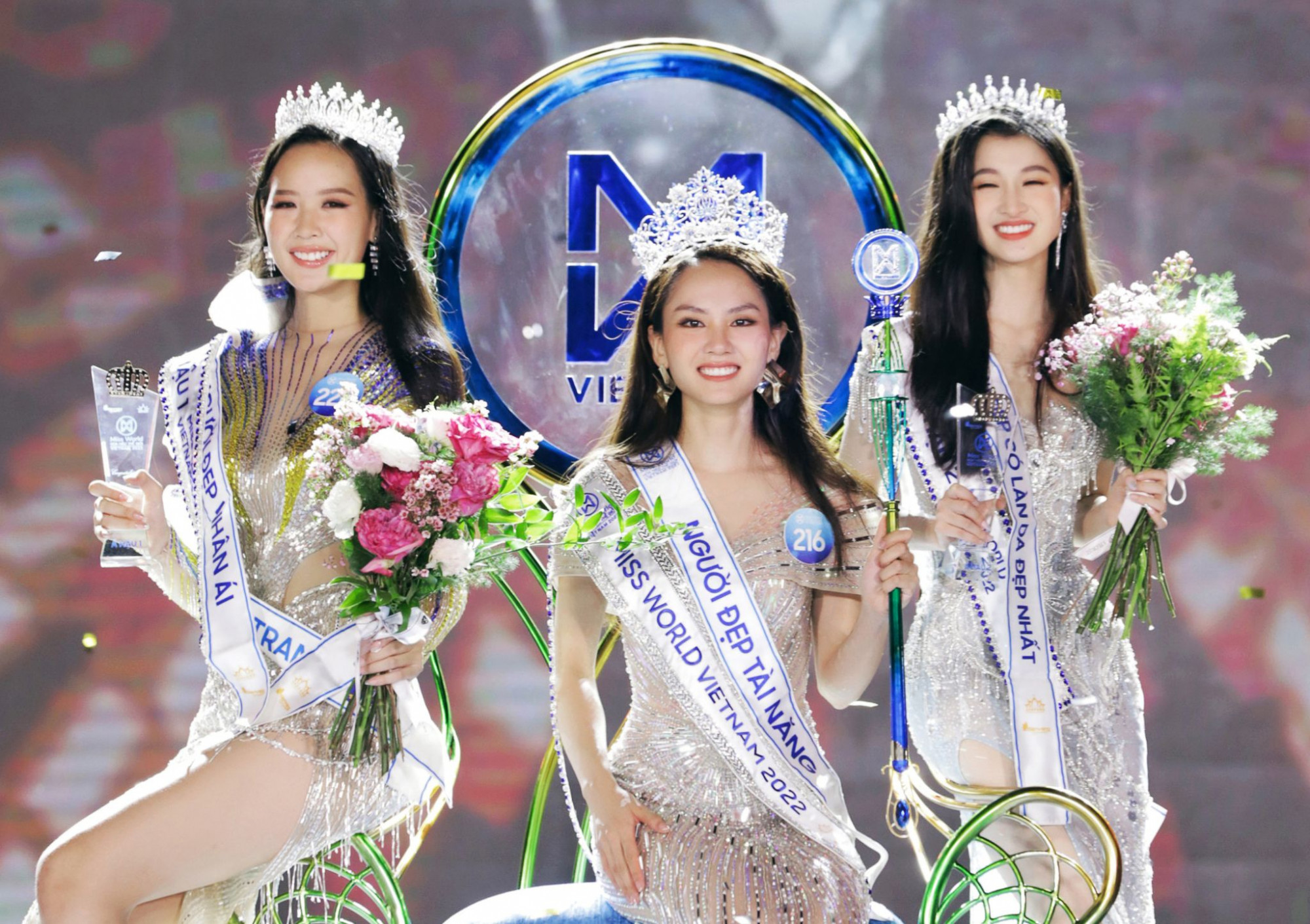 Top 3 (từ trái sang): Á hậu 1 Bảo Ngọc, hoa hậu Mai Phương và Á hậu 2 Phương Nhi