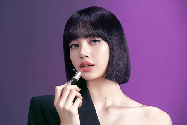 Blackpink Lisa  9/12 _ _ Tín dụng: MAC Khi thành viên Lisa của nhóm nhạc nữ Blackpink của Hàn Quốc cắt phăng mái tóc của mình, cả thế giới đã phát cuồng vì nó và nó dẫn đến một làn sóng sốt tóc ngắn ở Hàn Quốc. Vẻ ngoài của cô ấy tập trung vào việc có mái tóc bóng mượt cũng như kiểu tóc mái đặc trưng của cô ấy. Điều này cũng cho thấy mái tóc ngắn có thể trông đa dạng và khác biệt như thế nào, tùy thuộc vào cách bạn cắt và để tóc.