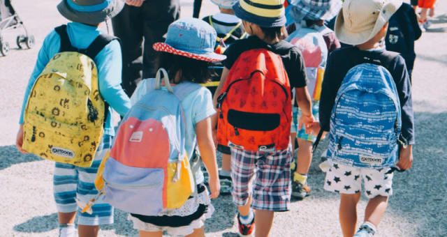 Trẻ em Nhật có xu hướng di chuyển với bàn chân uốn cong lên cao