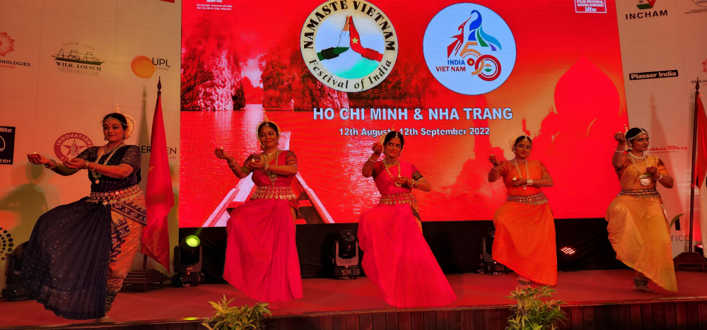 Đoàn công văn Bộ Ngoại giao Ấn Độ biểu diễn điệu múa Odissi truyền thống