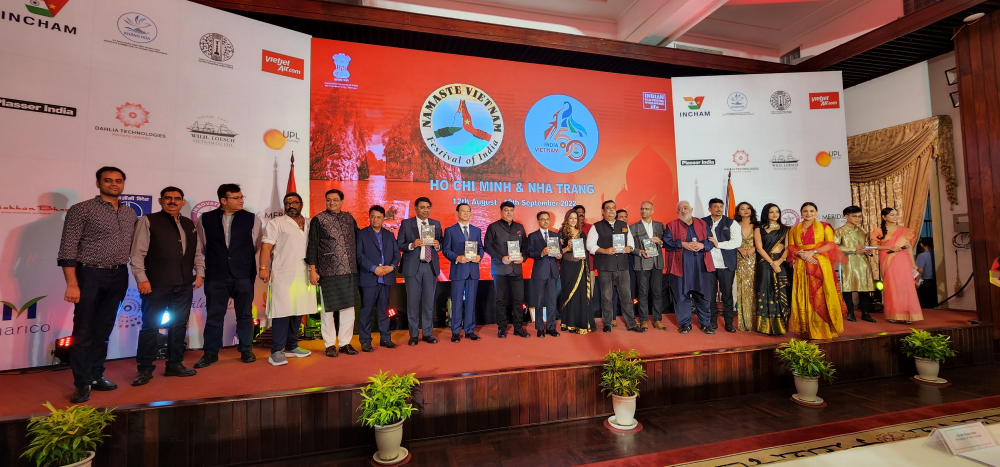Đại diện phía Việt Nam và Ấn Độ chụp ảnh cùng các doanh nghiệp Ấn Độ tại TP HCM và các diễn viên, đạo diễn nổi tiếng của Ấn Độ