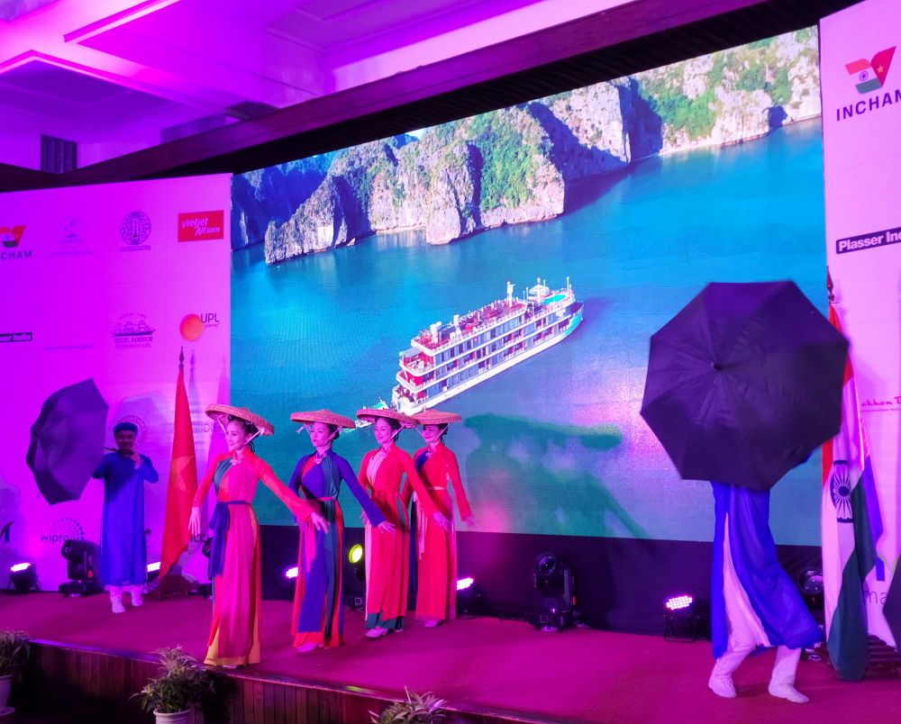 Màn biểu diễn múa dân gian Việt Nam với chủ đề nón quai thao đưa khán giả đến với những cảnh đẹp của đất nước