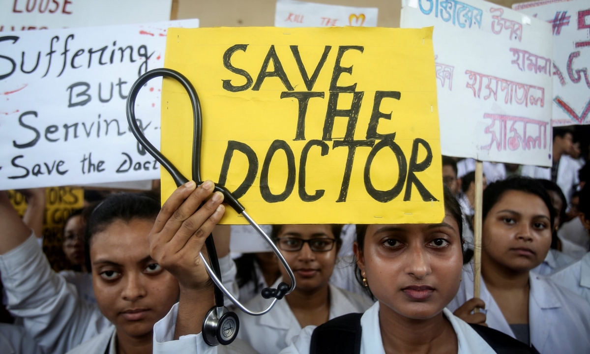 Các y bác sĩ cho rằng, họ không hề được bảo vệ dù các ca bạo hành nhắm vào họ vẫn không ngừng gia tăng - Ảnh: Jayanta Dey/Reuters