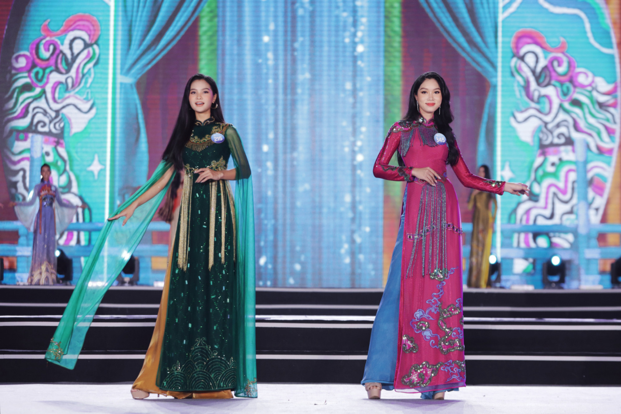 Phần phông nền trình diễn áo dài ở đêm chung kết Hoa hậu Thế giới Việt Nam 2022 bị tố ăn cắp chất xám