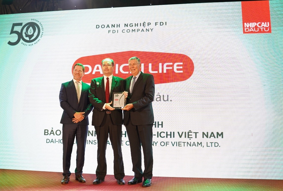 Ông Seigo Fujimaru - Phó tổng giám đốc điều hành Dai-ichi Life Việt Nam, nhận giải thưởng “Top 50 Doanh nghiệp phát triển bền vững 2022”- Ảnh: Dai-ichi Life Việt Nam