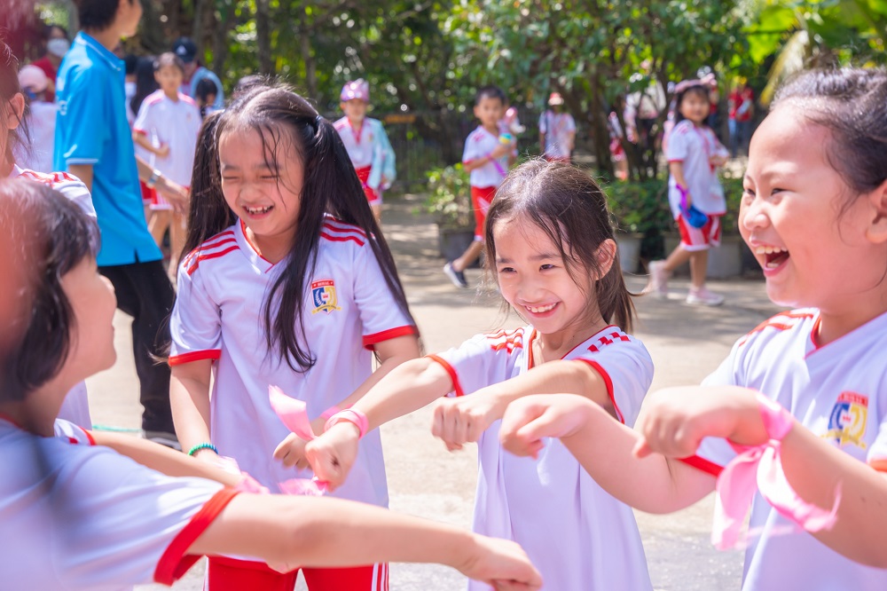 Những nụ cười tươi tắn của các em học sinh khi trải nghiệm trò chơi dân gian - Ảnh: Royal School