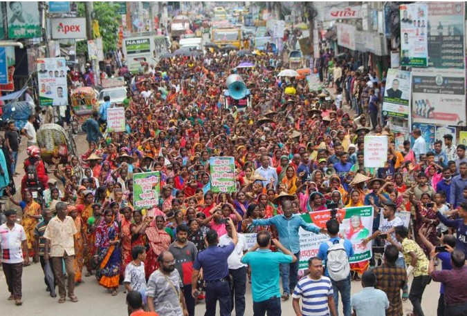 Công nhân vườn chè Bangladesh biểu tình ở Srimangal vào ngày 13 tháng 8 năm 2022. ẢNH: AFP
