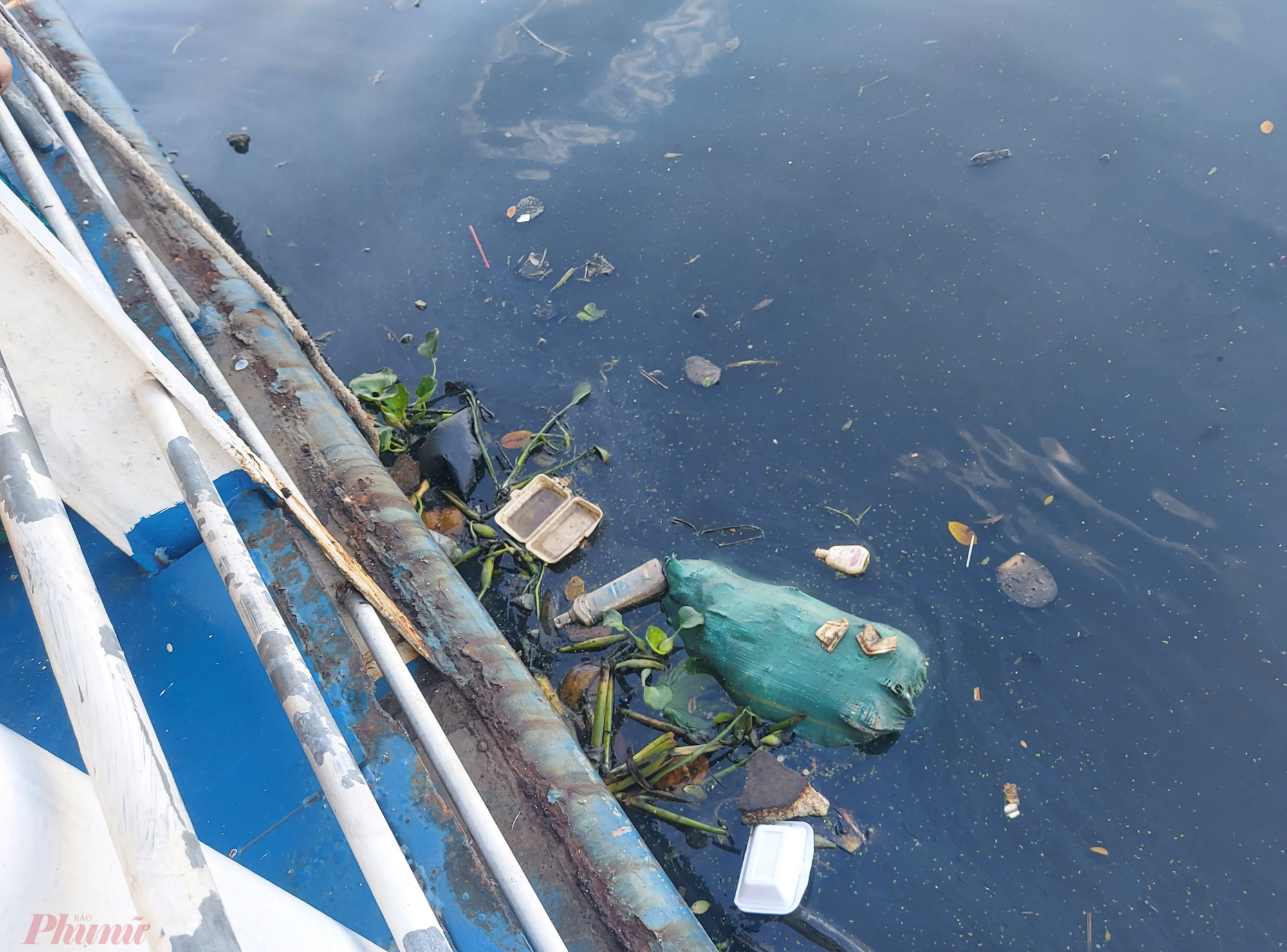 Những bao rác lớn bên trong chứa xác động vật chết cũng được lén lút vứt ra sông.