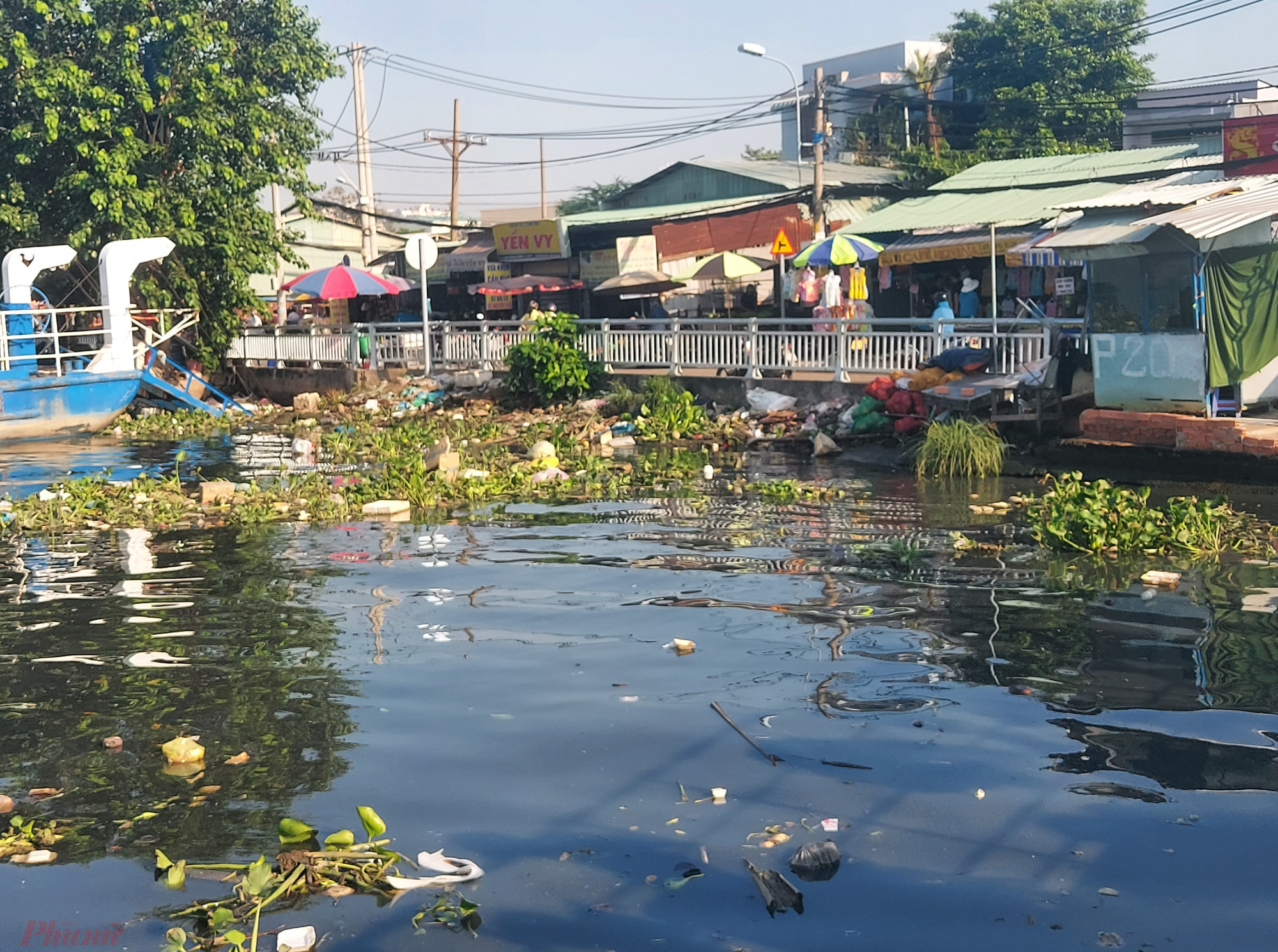 Chị Hồ Thị Nguyện (ngụ phường 16, quận 8) cho biết, nguyên nhân hình thành bãi rác nổi trên sông là do gần bến phà Phú Định có một khu chợ tự phát. Sau khi họp chợ, người dân thường mang rác đổ ra bờ sông. “Ở đây họ đổ đủ loại rác nên bốc mùi hôi dữ lắm. Cơ quan chức năng đã làm rào chắn bằng sắt để hạn chế đổ rác nhưng nhiều người vẫn cố tình vi phạm”, chị Nguyện nói.