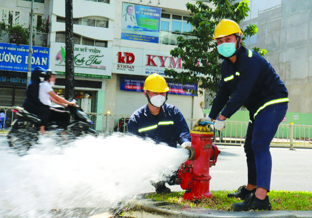 Công nhân cấp nước kiểm tra trụ cứu hỏa phục vụ công tác phòng cháy chữa cháy trên địa bàn TP.HCM - ẢNH: ĐINH BÍCH