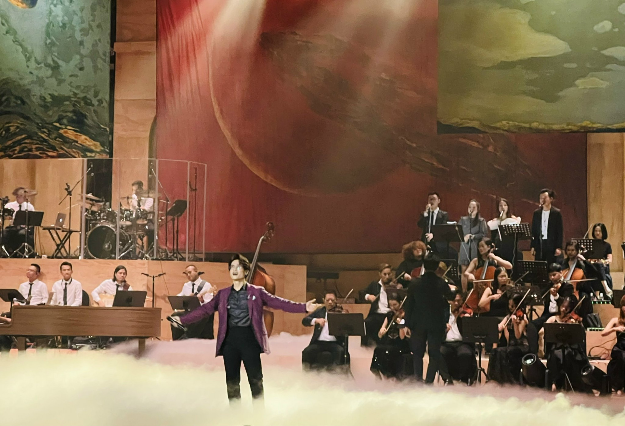 Hà Anh Tuấn và dàn nhạc hoành tráng trong đêm diễn