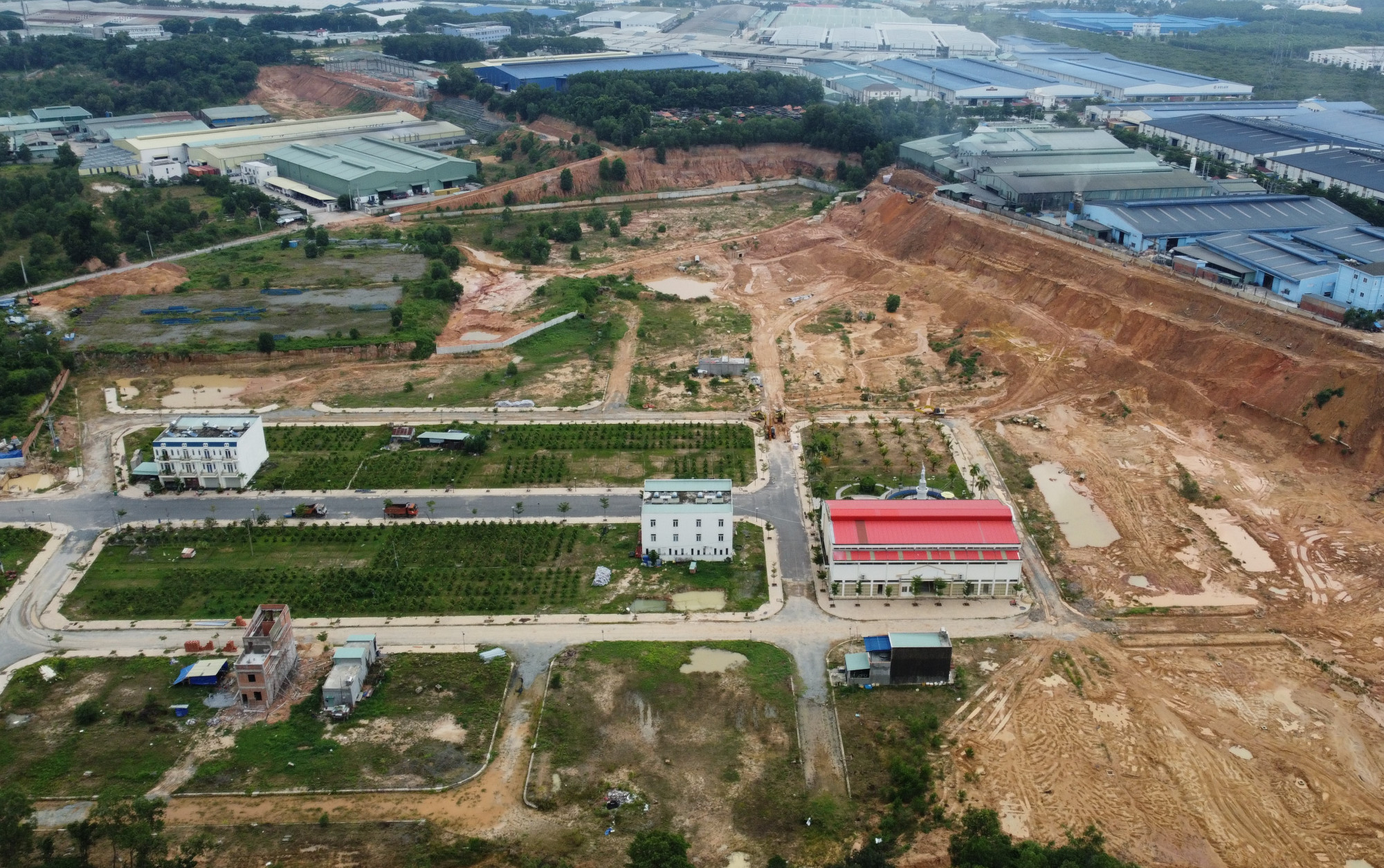 Dự án Khu nhà ở Sài Gòn Center nằm bên cạnh cụm công nghiệp phường Uyên Hưng. Ả: Nhật Linh.