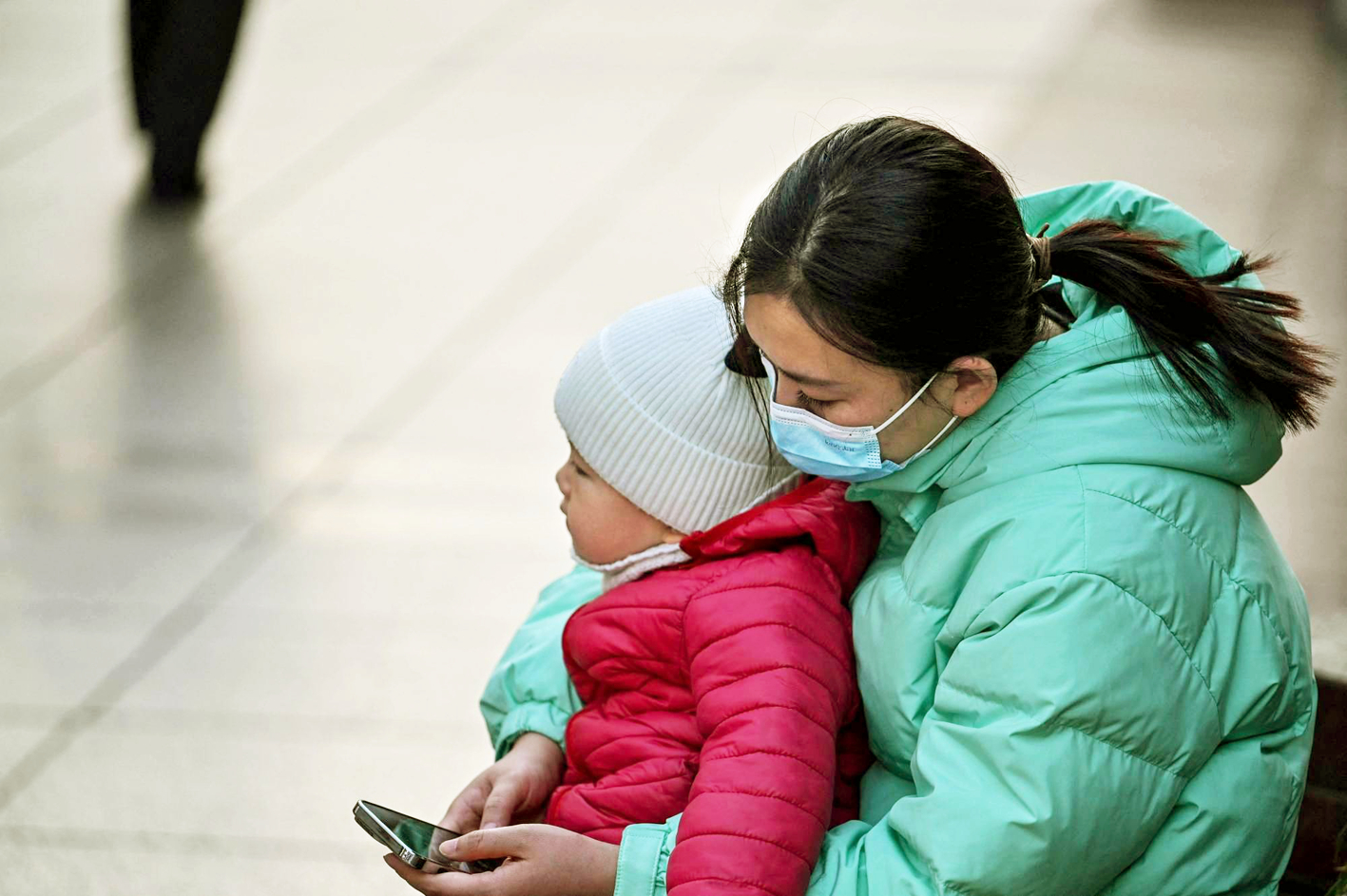 Tại Trung Quốc, các quyền lợi như nghỉ thai sản được trả lương và bảo hiểm y tế vẫn chỉ dành cho phụ nữ đã lập gia đình - ẢNH: AFP