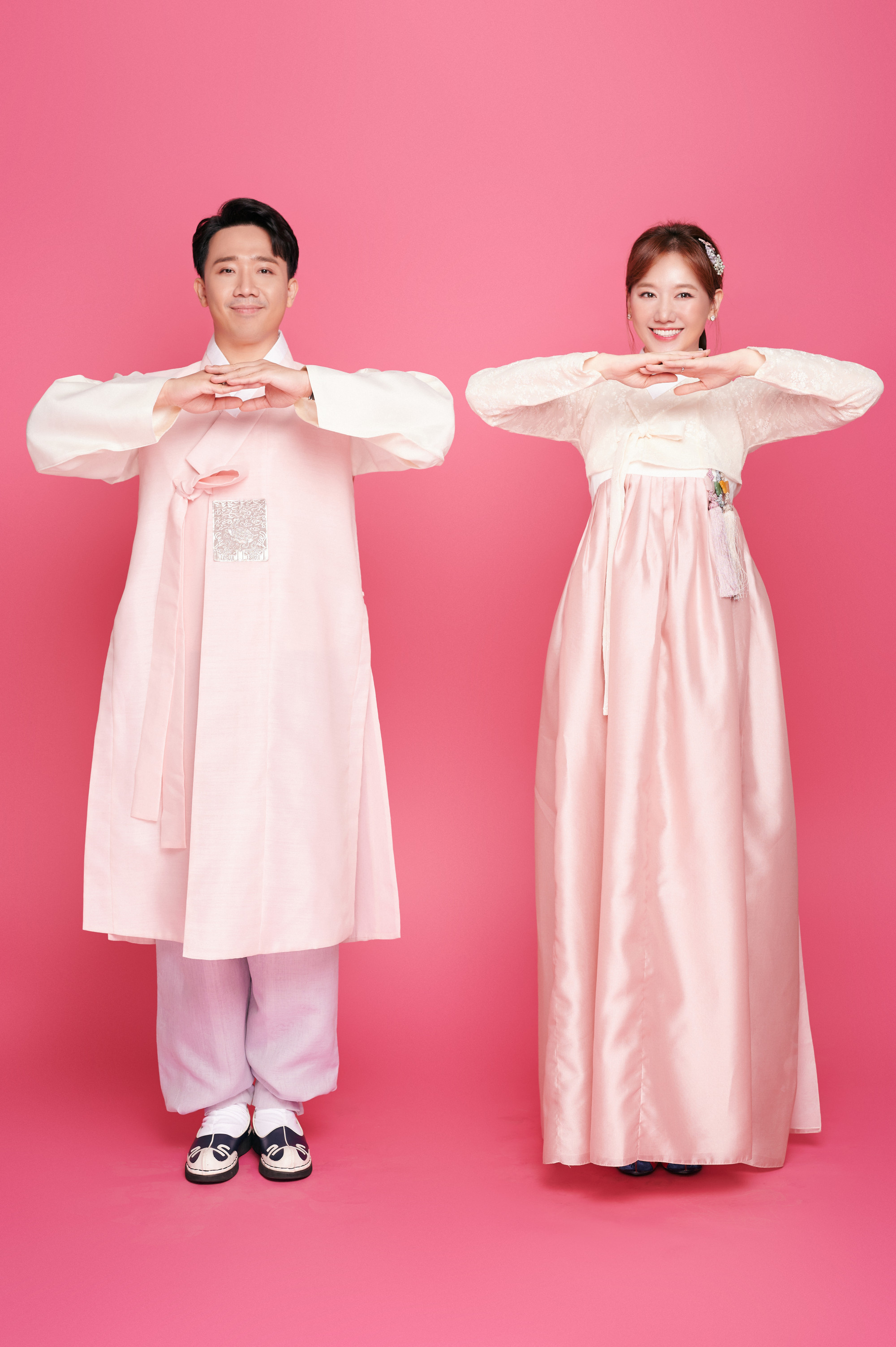 Trang phục truyền thống Hàn Quốc được Trấn Thành, Hari Won đặt may từ Hàn Quốc gửi sang. Họ chọn màu hồng ngọt ngào, cũng là gam màu yêu thích của cả hai. 