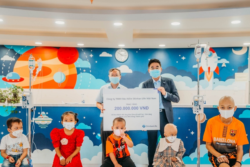 Đây là lần thứ 2 của Shinhan Life Việt Nam Lần trao tài trợ cho bệnh nhi ung thư máu kể từ lần đầu tiên vào tháng 4/2022 - Ảnh: Shinhan Life Việt Nam