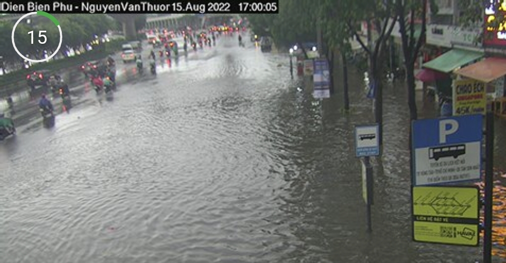 Đường Điện Biên Phủ giao Nguyễn Văn Thương, quậ Bình Thạnh ngập nặng trong mưa