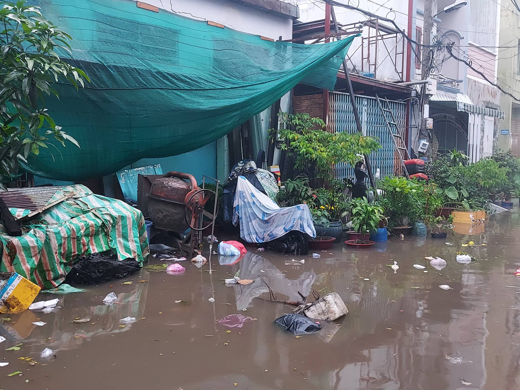 Sau trận mưa lớn kéo dài hàng giờ, hẻm 173 An Dương Vương, phường An Lạc, quận Bình Tân giờ đây ngoài nước còn có cả các loại rác thải
