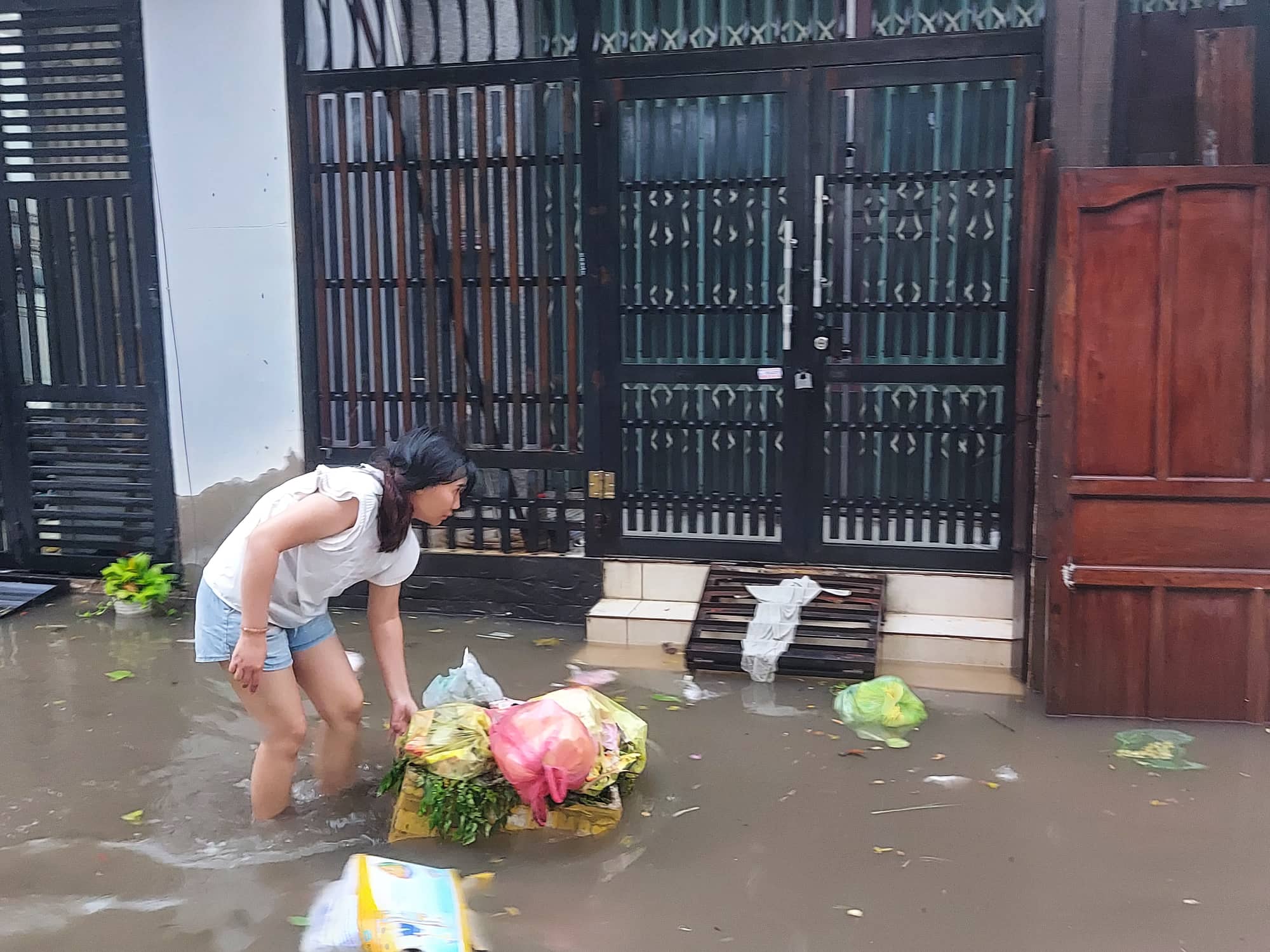 Hẻm 173 đường An Dương Vương phường An Lạc, quận Bình Tân bị ngập rác nổi bồng bềnh