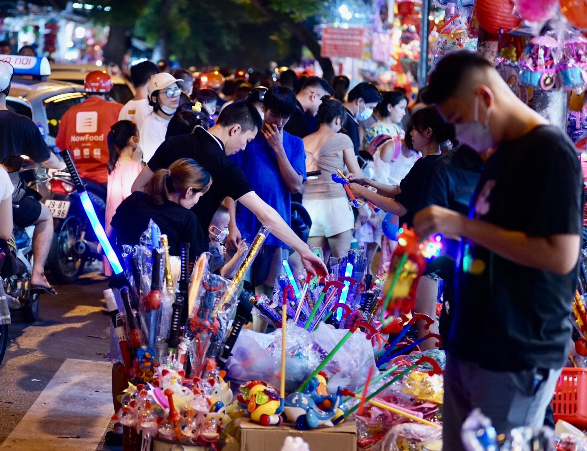 Ghi nhận tại tuyến phố được coi là chợ đồ chơi lớn nhất Hà Nội những ngày vừa qua cho thấy đồ chơi truyền thống gần như “vắng bóng”. 