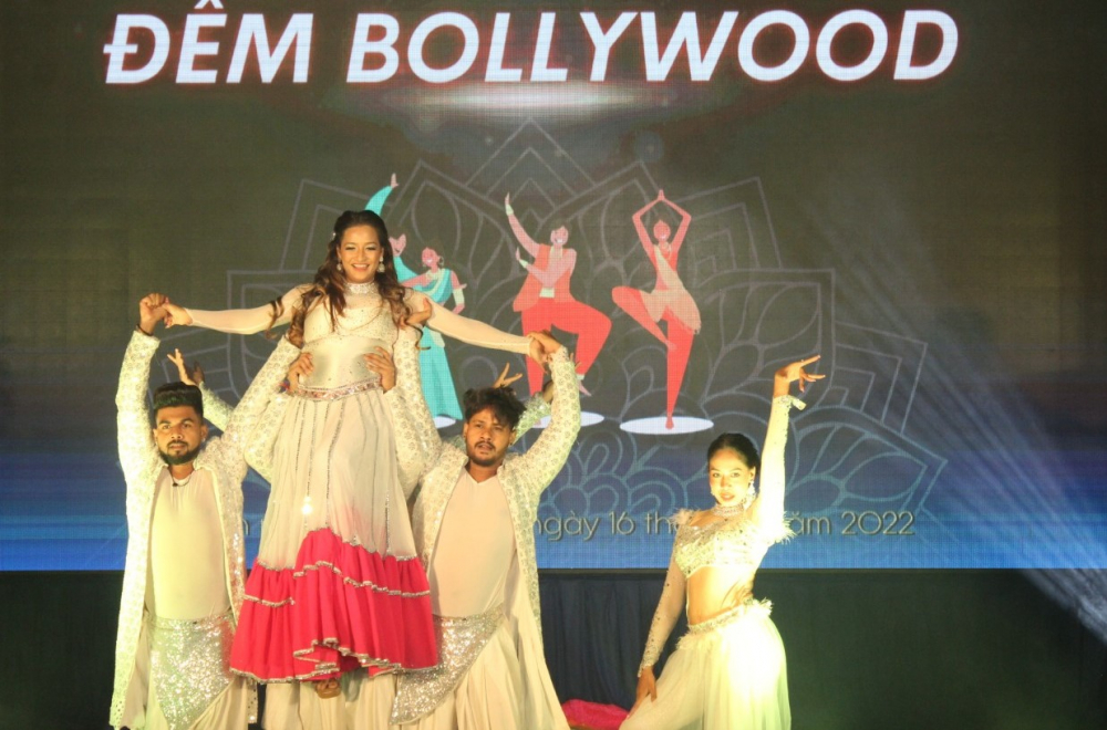 thức tiết mục “Bollywood Medley”. Tiết mục tổng hợp những màn trình diễn đặc sắc của nữ diễn viên Madhuri Dixit – một huyền thoại về vũ nghệ tại Bollywood.