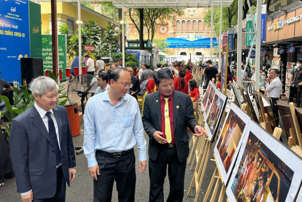 Phó bí thư Thành ủy TPHCM Nguyễn Hồ Hải (giữa) xem triển lãm.