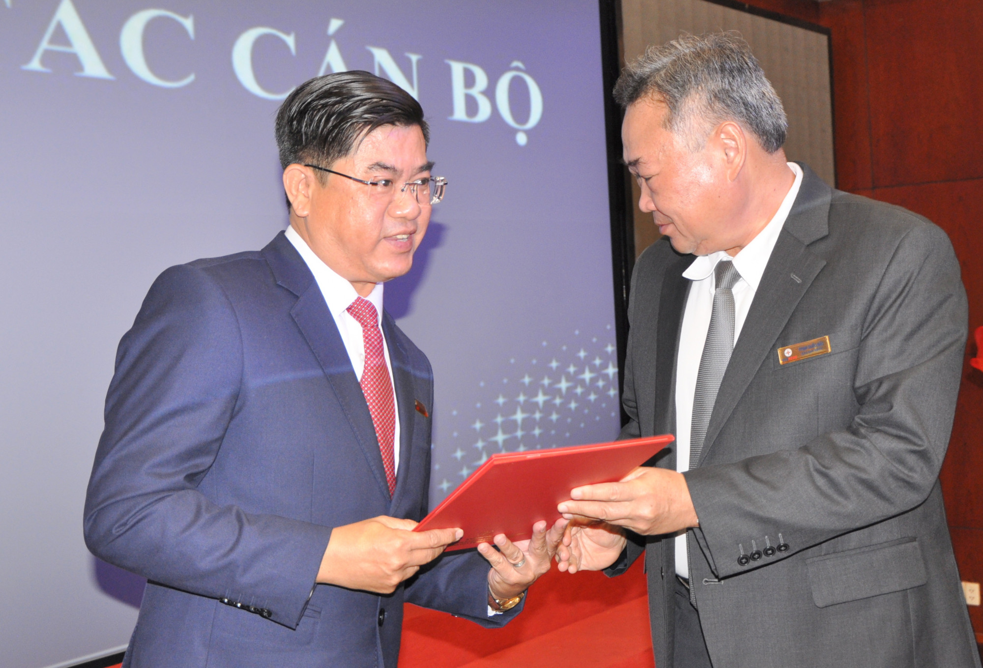 Chủ tịch EVNHCMC Phạm Quốc Bảo (phải) trao quyết định bổ nhiệm cho ông Bùi Hải Thành - Ảnh: Đức Hùng