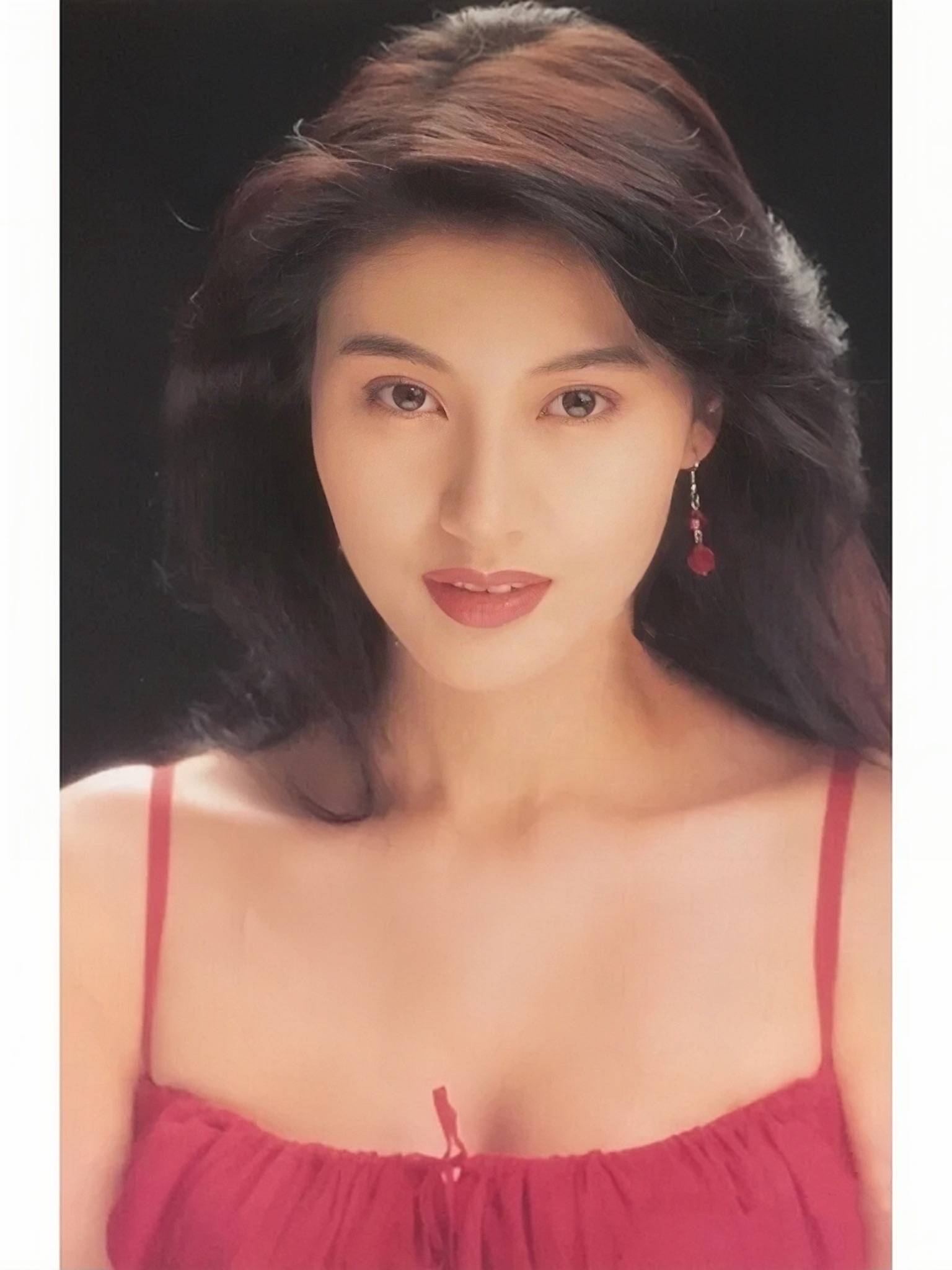 Lý Gia Hân đăng quang Hoa hậu Hồng Kông 1988, khi vừa tròn 18 tuổi. Cô thường được công chúng nhận xét là Hoa hậu Hồng Kông