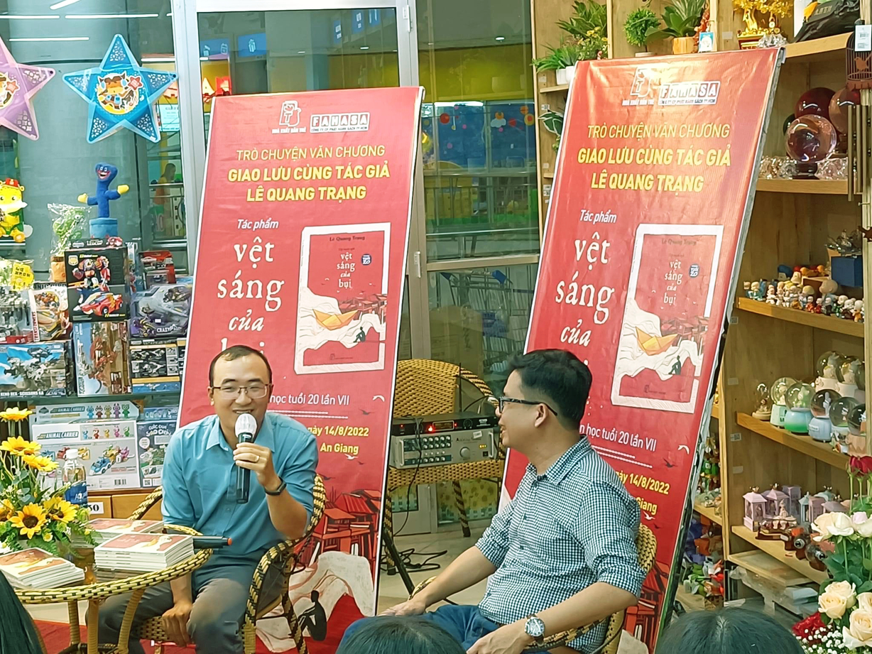 Nhà văn trẻ Lê Quang Trạng (trái) trong buổi giao lưu với độc giả quê nhà vào ngày 15/8 vừa qua, tại TP.Long Xuyên, tỉnh An Giang - ẢNH: NHÀ XUẤT BẢN TRẺ