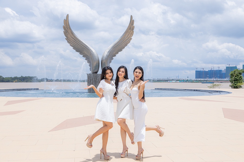 Các người đẹp check in biểu tượng đôi cánh bạc tại Tổ hợp quảng trường – bến du thuyền Aqua Marina - Ảnh: NVL