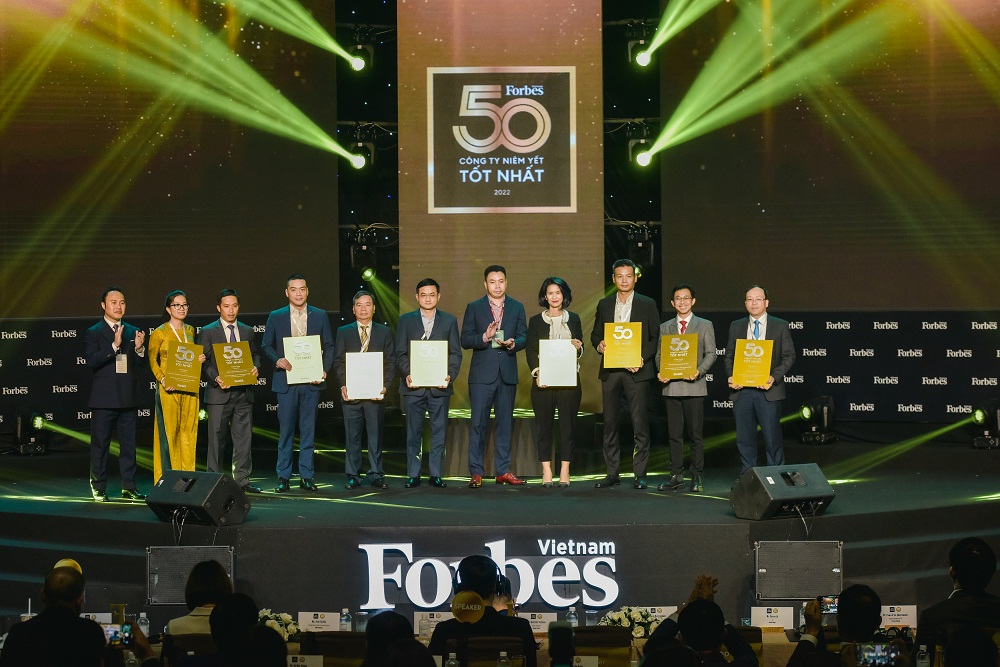 Đại diện Vinamilk (thứ 6 từ trái sang) cùng với 8 doanh nghiệp khác đã góp mặt trong danh sách Top 50 của Forbes 10 năm liền được vinh danh đặc biệt tại sự kiện - Ảnh: Vinamilk