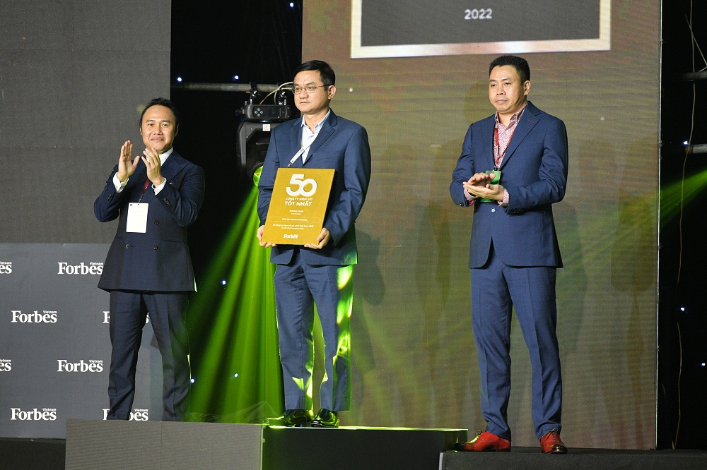 Ông Nguyễn Quang Trí - Giám đốc Điều hành Marketing của Vinamilk đại diện nhận giải thưởng Top 50 công ty niêm yết tốt nhất Việt Nam 2021 từ Forbes Việt Nam - Ảnh: Vinamilk