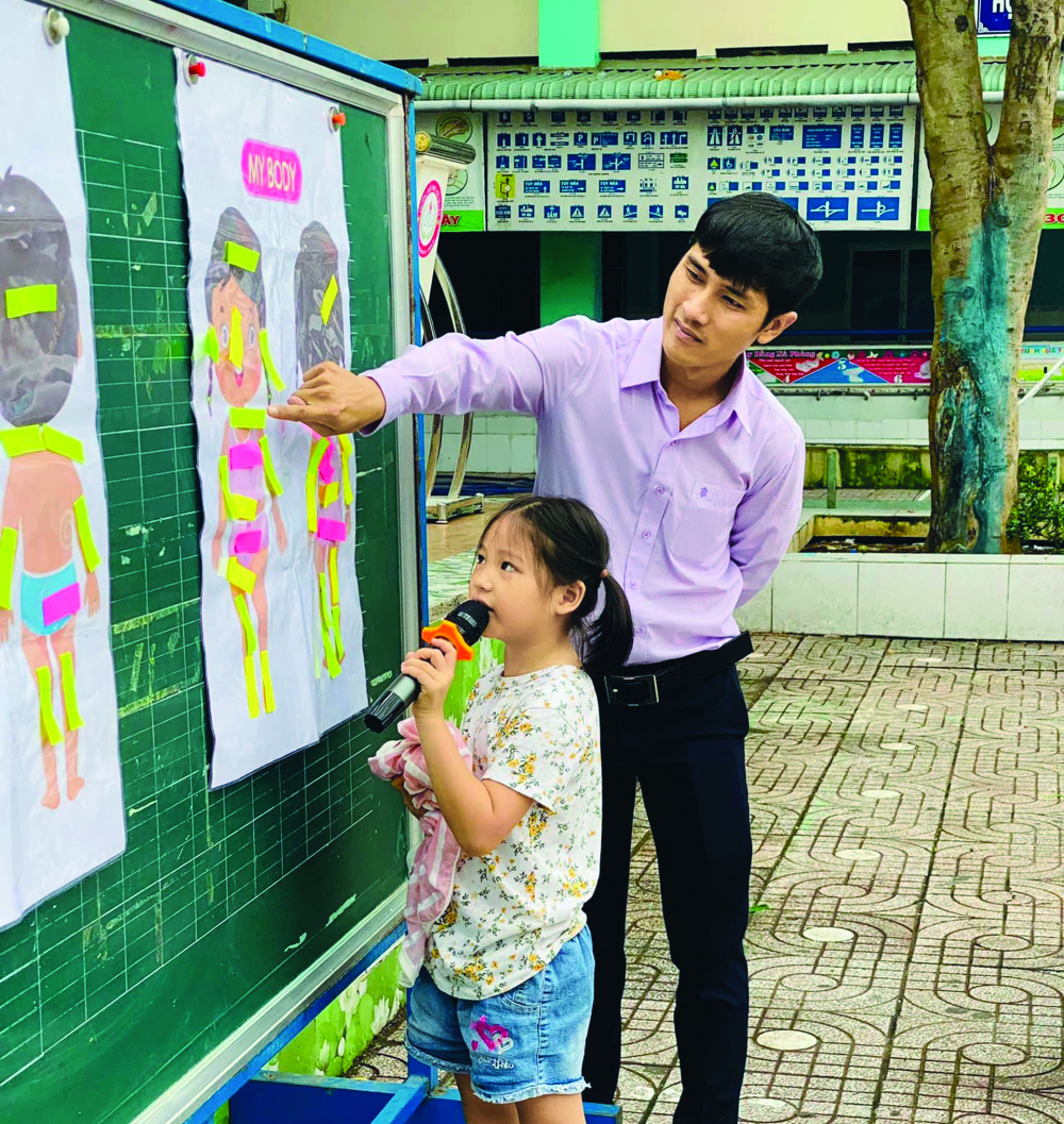 Các em học sinh ở P.Bình Hưng Hòa B tham gia buổi tập huấn kỹ năng phòng, chống xâm hại tình dục trẻ em do Ban Chỉ đạo sinh hoạt hè tổ chức ẢNH: SƠN VINH