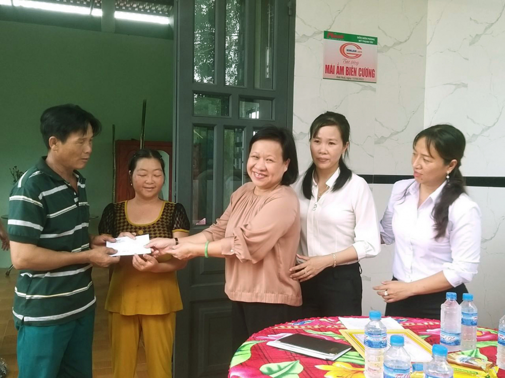 Bà Tạ Thị Nam Hồng (giữa) - Phó Tổng biên tập Báo Phụ Nữ TP.HCM - tặng quà động viên gia đình chị Thẩm