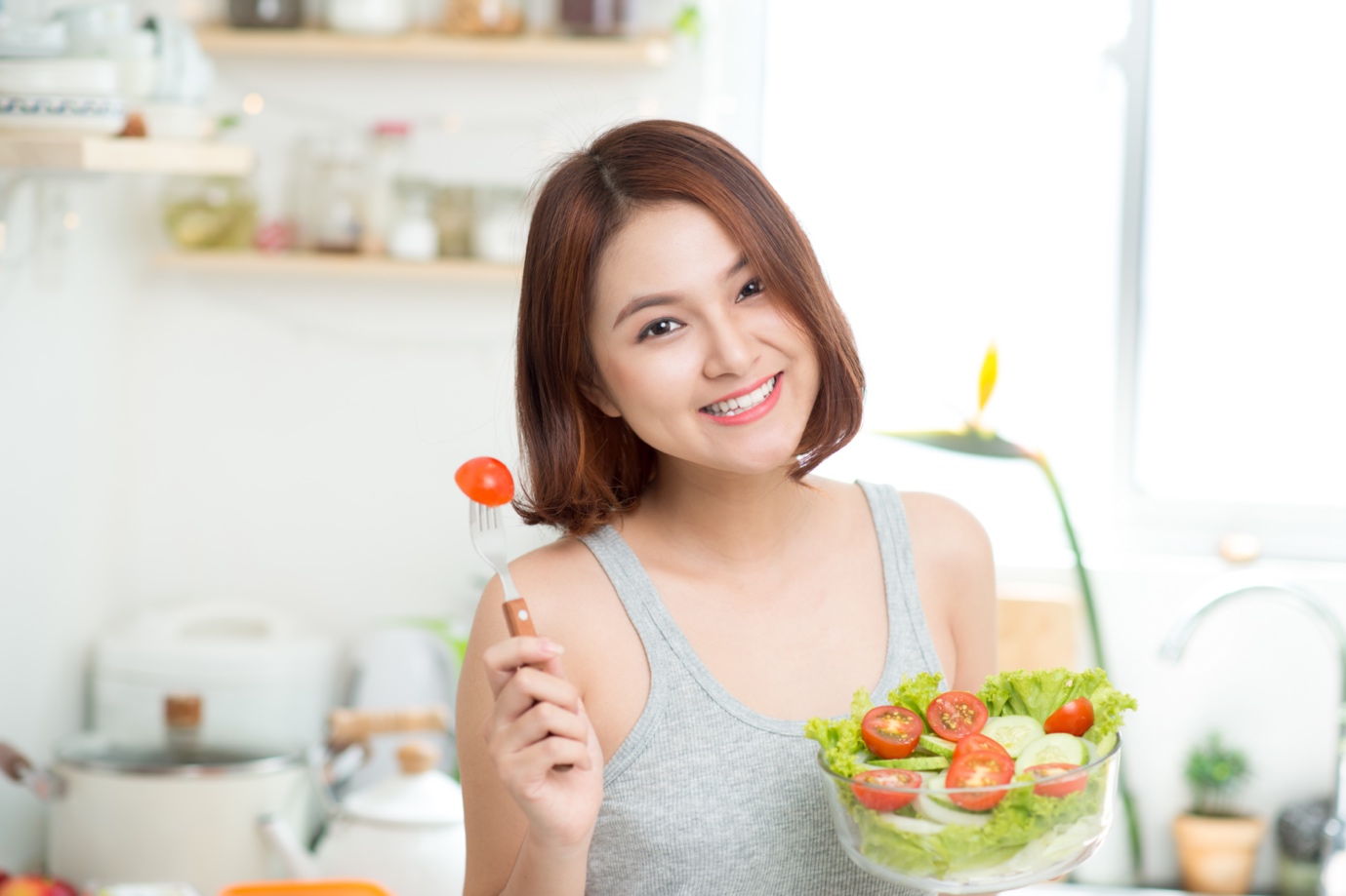 Ăn nhiều loại rau xanh, trái cây sẽ giúp cơ thể nhẹ nhàng, tươi tắn. Ảnh: Shutterstock