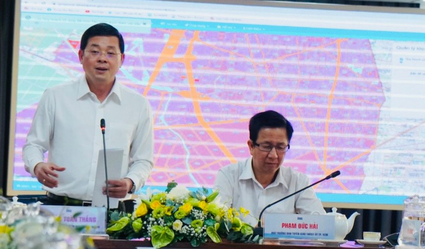 Ông Nguyễn Toàn Thắng (đứng) - Giám đốc Sở Tài nguyên và Môi trường TPHCM  thông tin tại họp báo