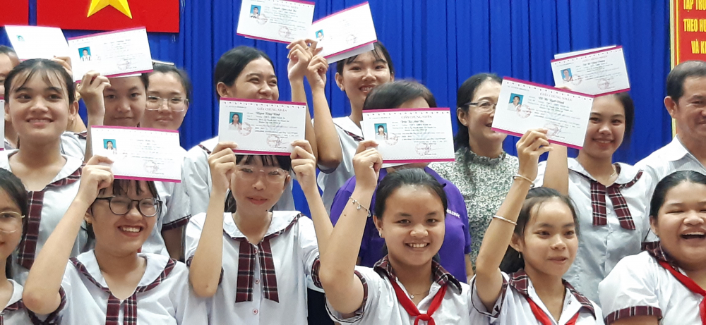 Nữ sinh xã đảo Thạnh An trong niềm vui nhận học bổng năm học 2020-2021- Ảnh: Nghi Anh