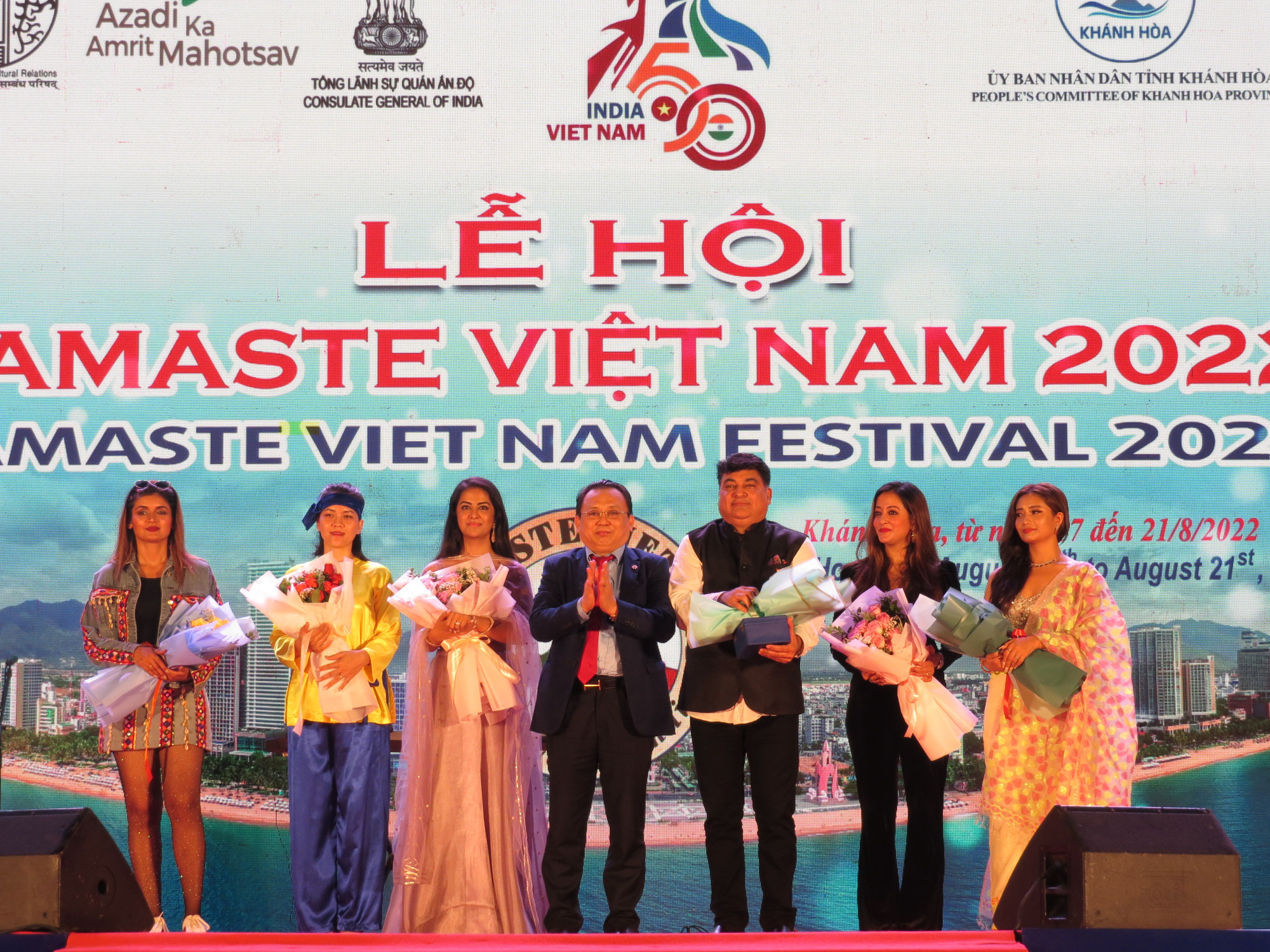 Lãnh đạo tỉnh Khánh Hòa tặng hoa cảm ơn 2 đoàn nghệ thuật