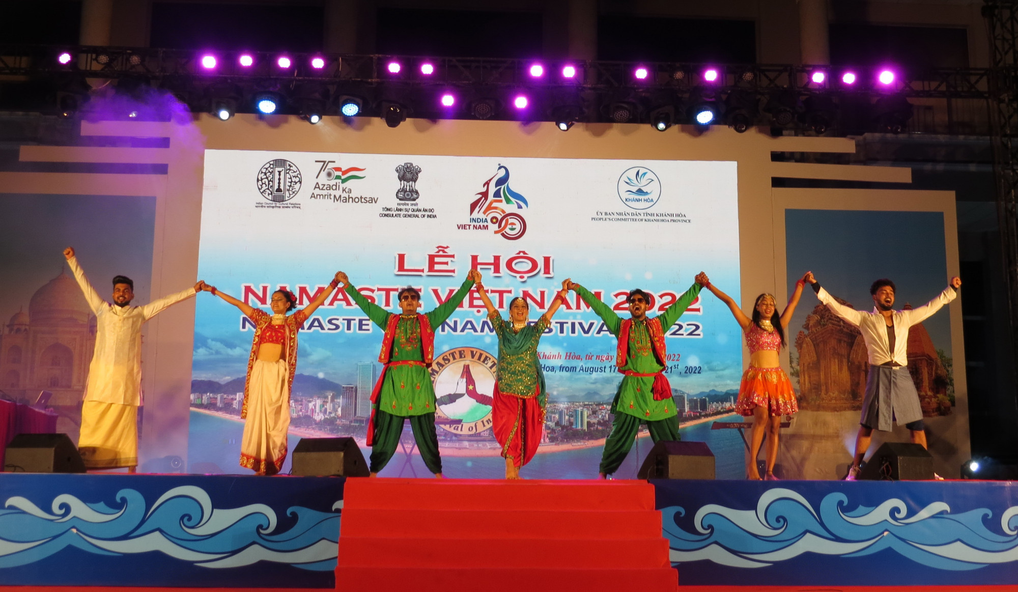 Sân khấu được làm nóng bởi những điệu nhảy hiện đại, vui tươi của đoàn nghệ thuật Ấn Độ