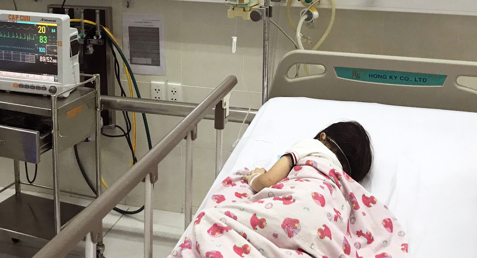 Bệnh nhi đột quỵ đang được theo dõi tại Khoa Cấp cứu, Bệnh viện Nhi Đồng 2 (TP.HCM) - ẢNH: PHẠM AN