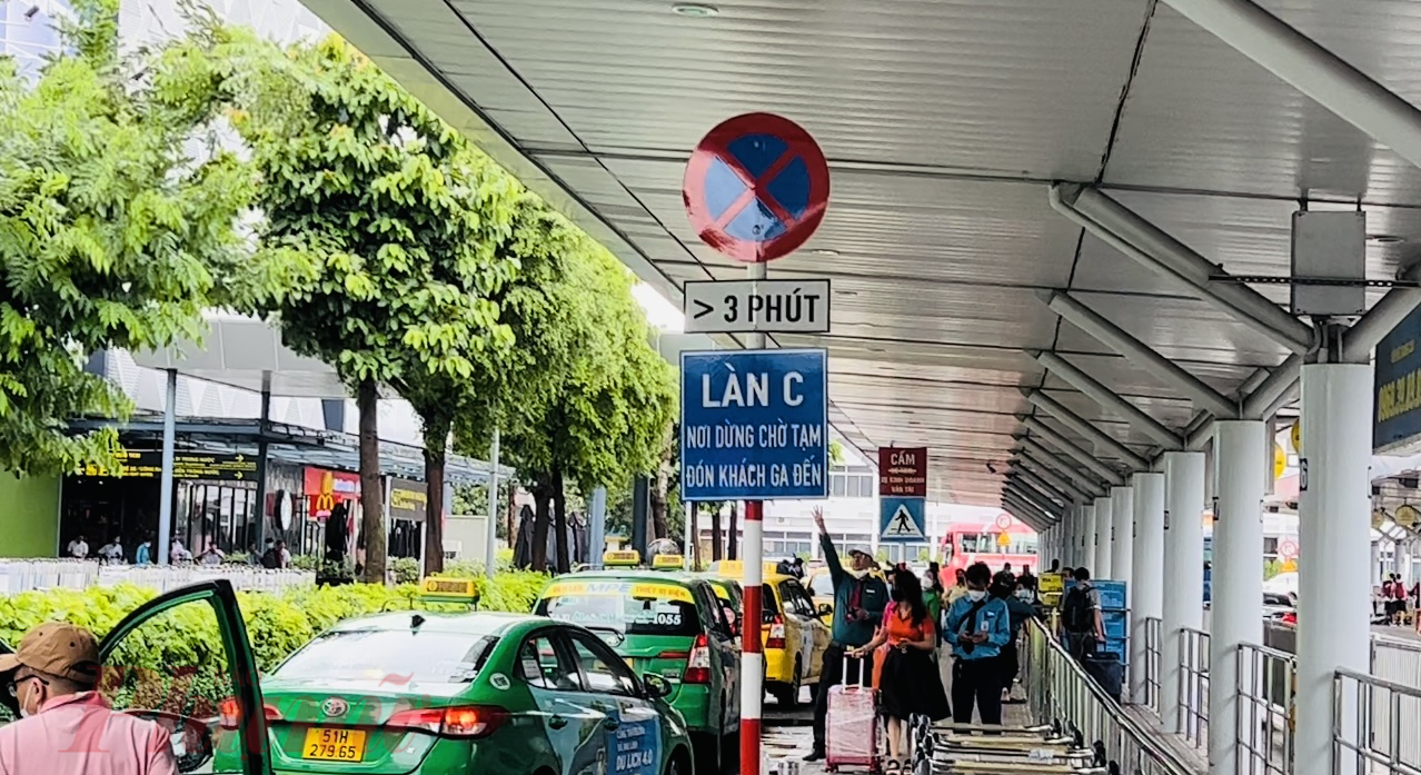 Cảng hàng không quốc tế Tân Sơn Nhất vừa có quy định về đón khách đối với taxi, xe công nghệ, ô tô hợp đồng tài tại Cảng. Ảnh: Quốc Thái