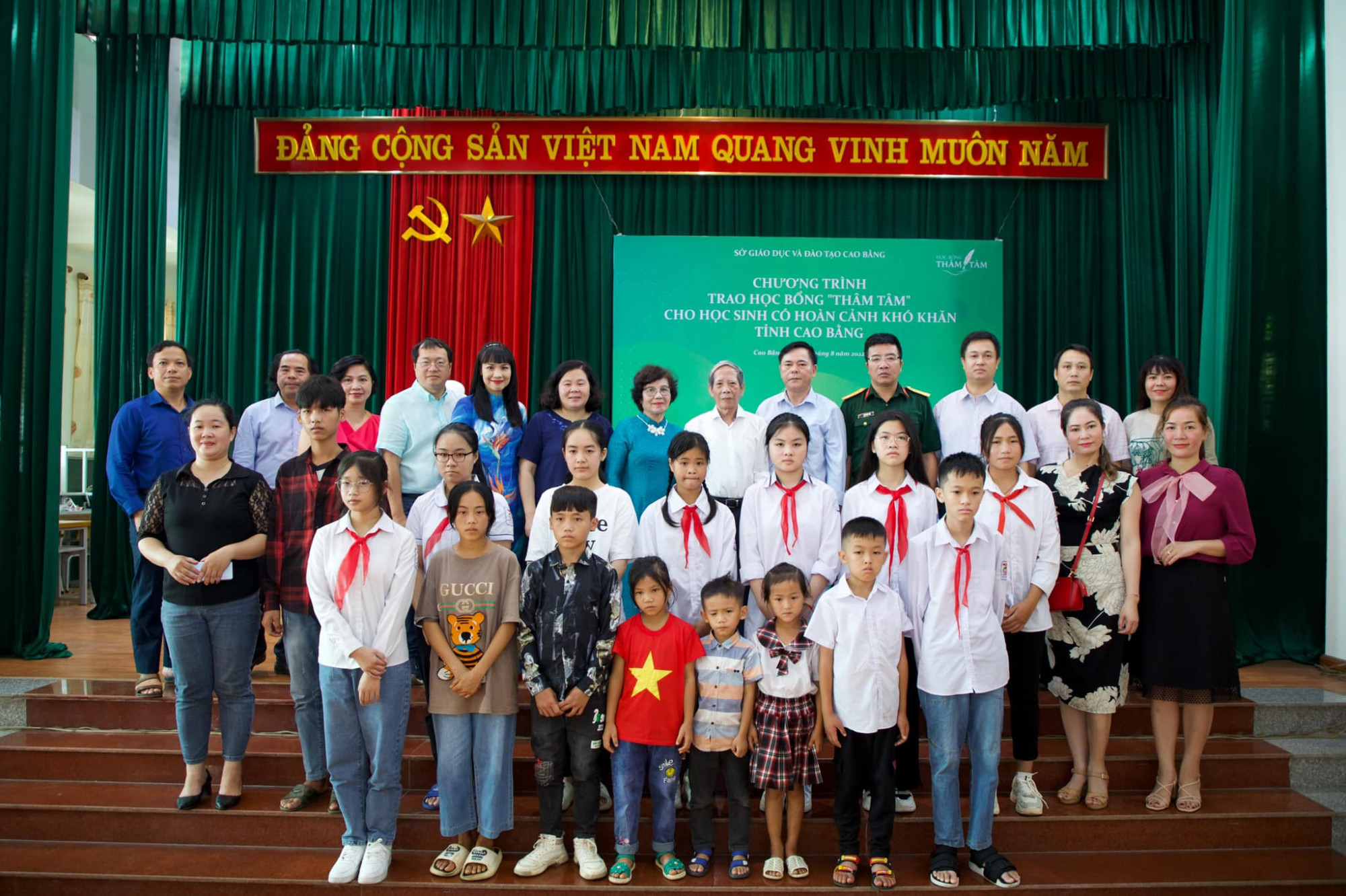 Học bổng Thâm Tâm được trao cho các học sinh có thành tích môn ngữ văn và những học sinh có hoàn cảnh khó khăn, vươn lên trong học tập của tỉnh Cao Bằng.