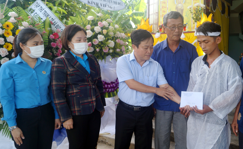 Lãnh đạo LĐLĐ tỉnh Quảng Ngãi thăm, động viên trao tiền hỗ trợ cho gia đình bà H. - ảnh Thanh Thủy