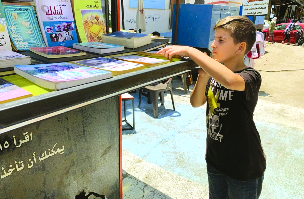 Amr Ali (12 tuổi) đã trở thành khách quen kể từ khi  dự án “Người bán thông thái” ra mắt - Safaa Sallal.ẢNH: SAFAA SALLAL