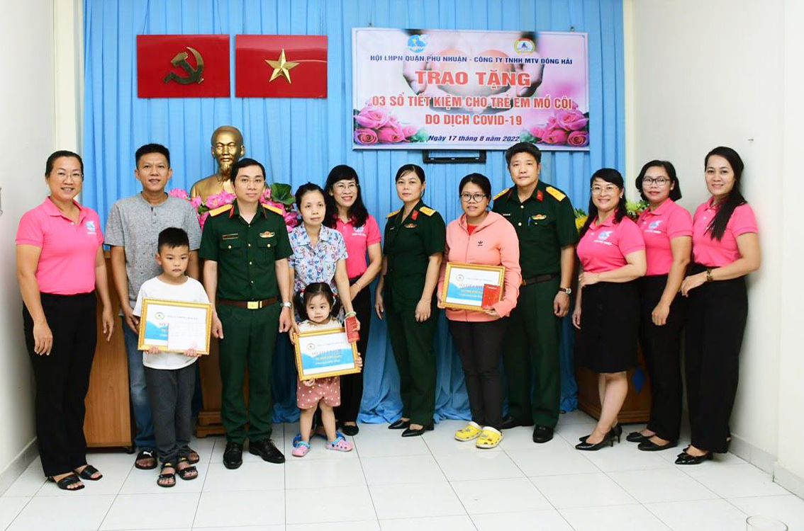 Hội LHPN Q.Phú Nhuận phối hợp cùng Công ty TNHH MTV Đông Hải trao sổ tiết kiệm cho trẻ mồ côi