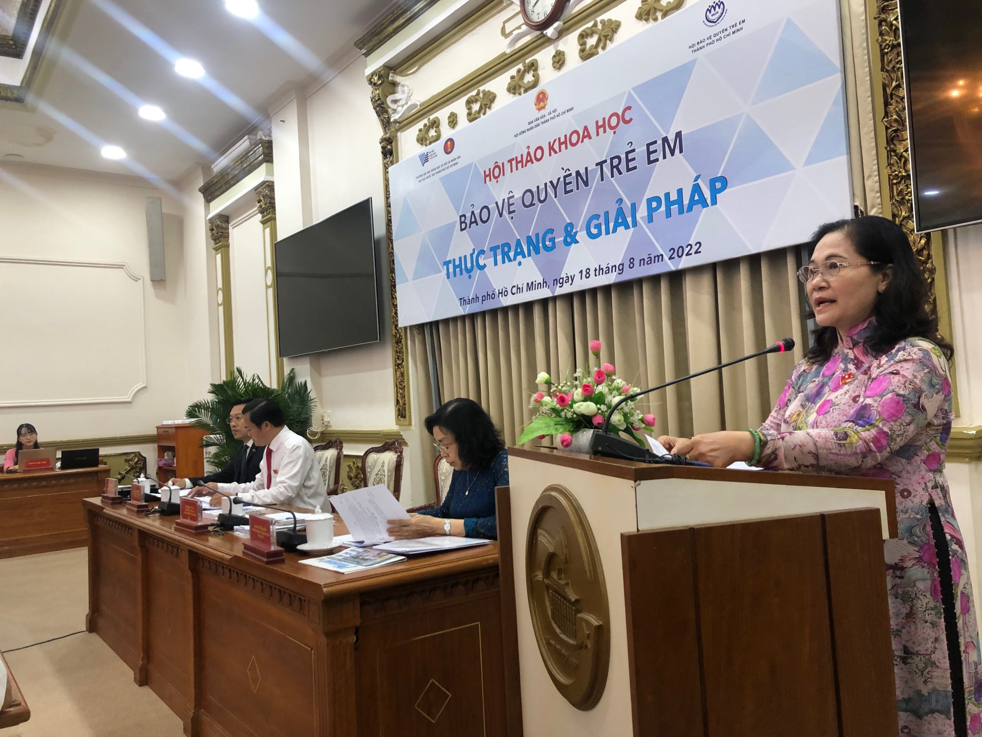 Chủ tịch UBND TPHCM Nguyễn Thị Lệ phát biểu chào mừng và định hướng thảo luận tại hội thảo khoa học “Bảo vệ quyền trẻ em - Thực trạng và giải pháp” ngày 18/3. Ảnh: Quốc Ngọc