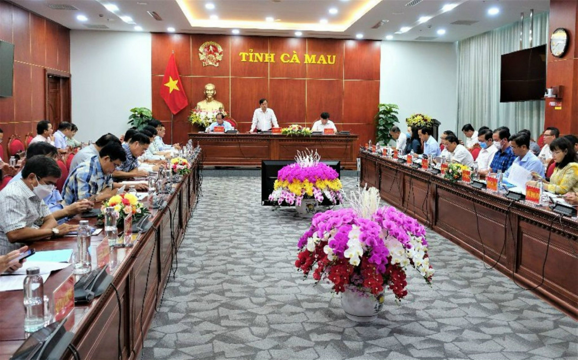 Phó bí thư Tỉnh ủy, Chủ tịch UBND tỉnh, Trưởng ban Chỉ đạo chuyển đổi số tỉnh Cà Mau Huỳnh Quốc Việt (đứng) phát biểu chỉ đạo tại cuộc họp