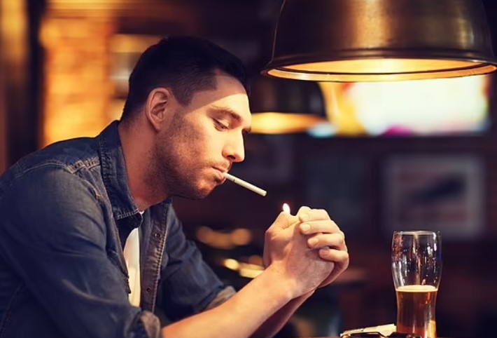 Theo một nghiên cứu lớn, những thứ như hút thuốc và uống rượu là nguyên nhân gây ra bệnh ung thư giết chết gần 4,5 triệu người trên thế giới vào năm 2019 (ảnh chứng khoán)