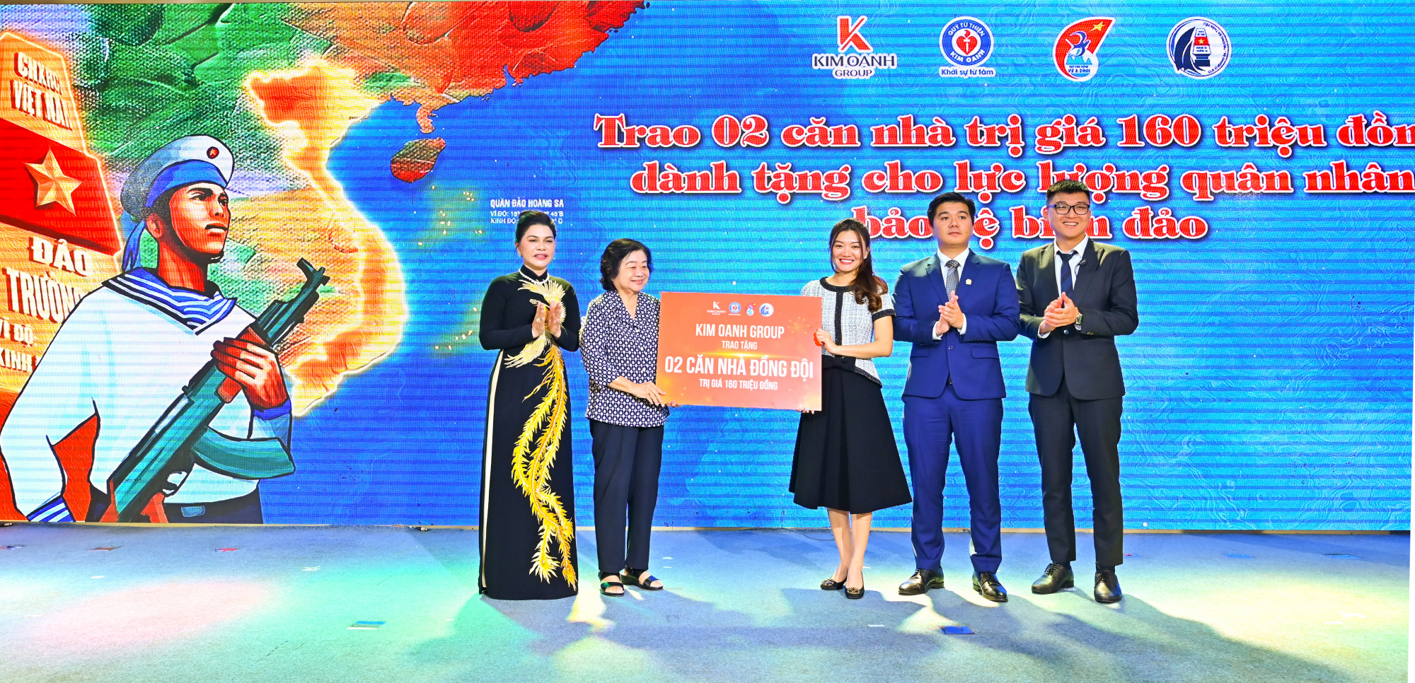 Kim Oanh Group trao tặng 160 triệu đồng xây dựng 2 căn nhà Đồng Đội tặng cho gia đình lính biển khó khăn.