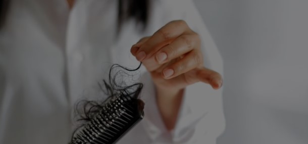 Nhiều bệnh nhân báo cáo bị rụng tóc sau một đợt nhiễm vi rút.