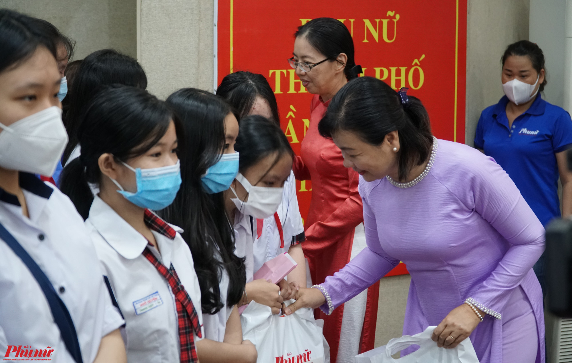 Bà Lý Việt Trung - Tổng biên tập Báo Phụ Nữ TPHCM trao quà cho các nữ sinh vươn lên vượt khó học giỏi